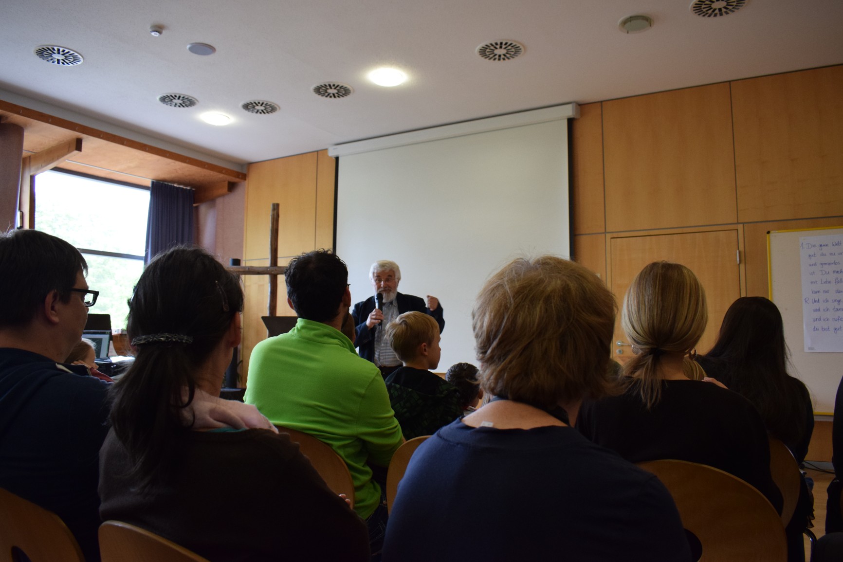 Pastor vor Gemeinde