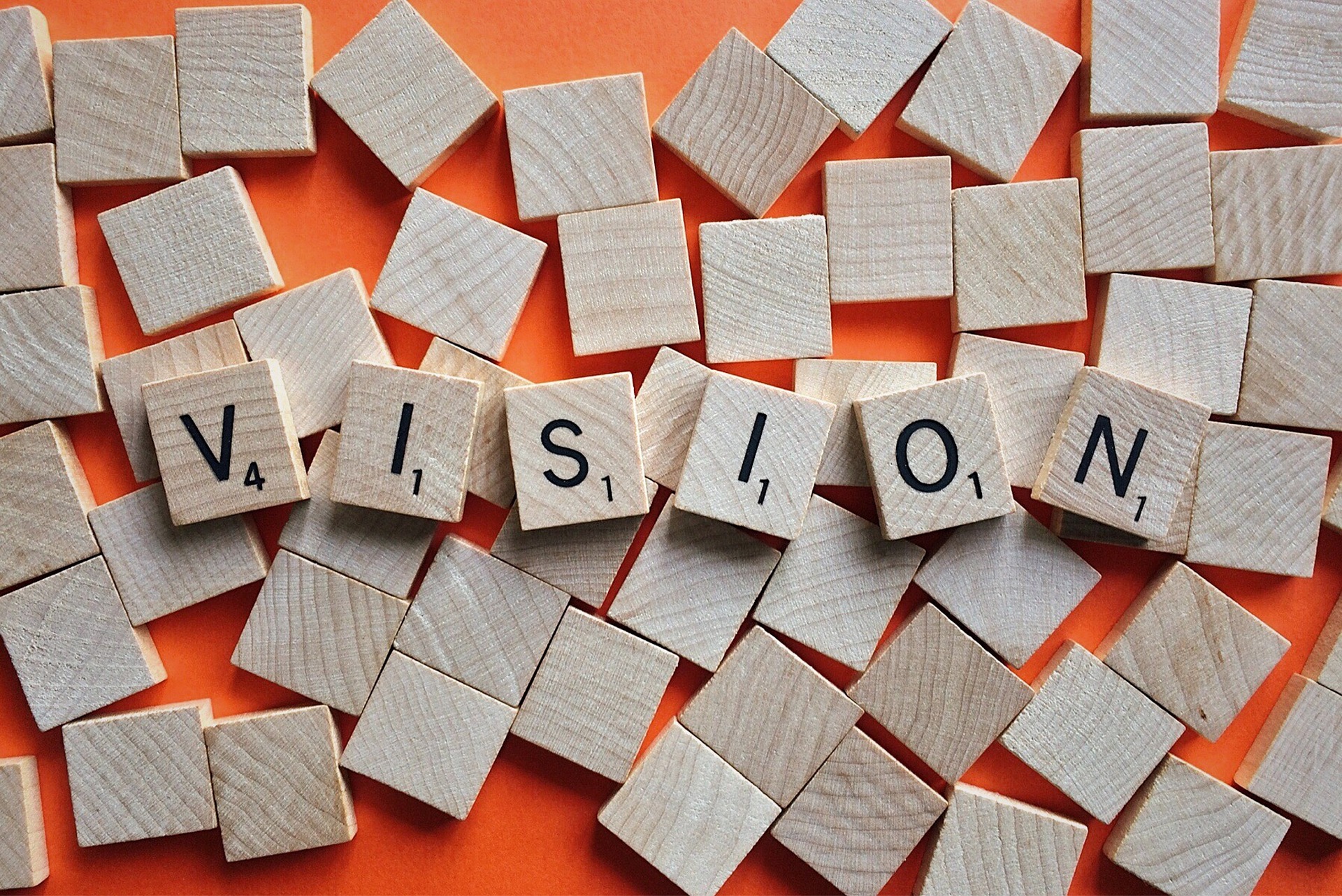 aus Buchstabensteinen ist das Wort Vision gelegt